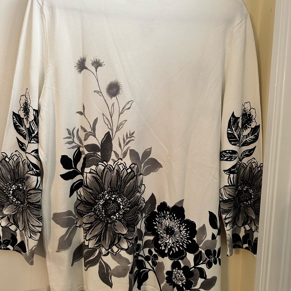 Alfred Dunner Cream 3/4 Sleeve Graphic Blouse - Picture 6 of 8